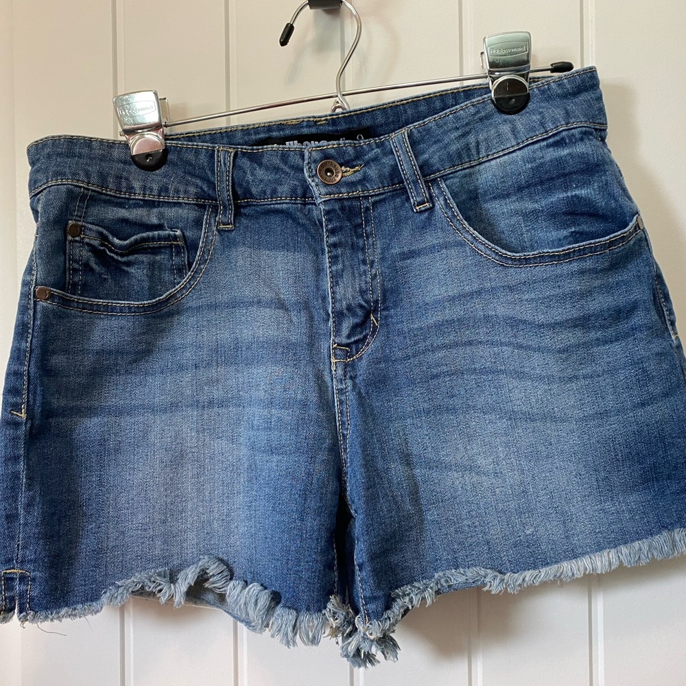 Dollhouse Dylan jean shorts. Size w29. Inseam 4. Rise 9.